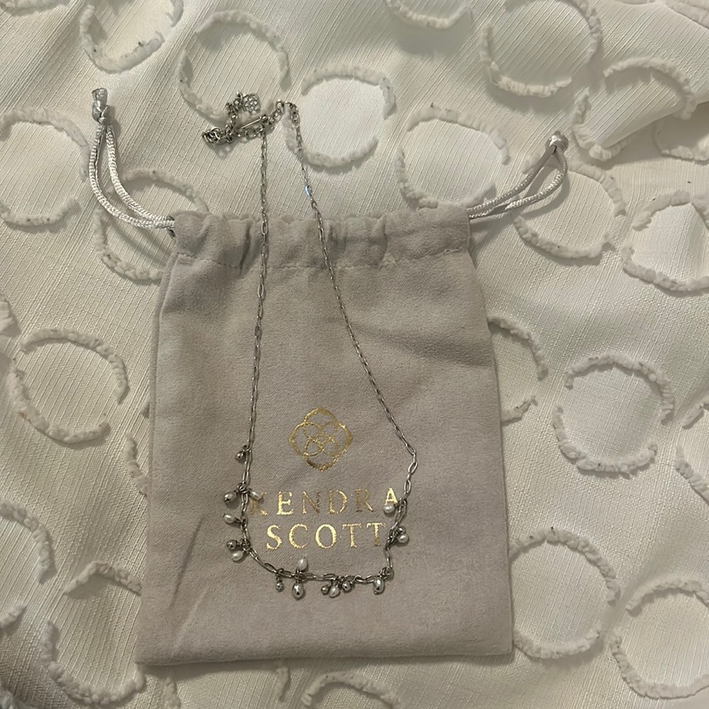 silver kendra scott necklace with pearls!